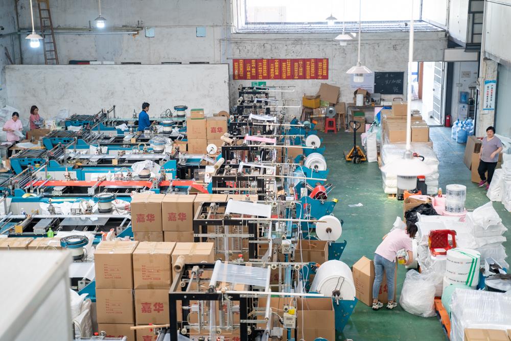 齐鸣工厂生产线 工人操作QM设备